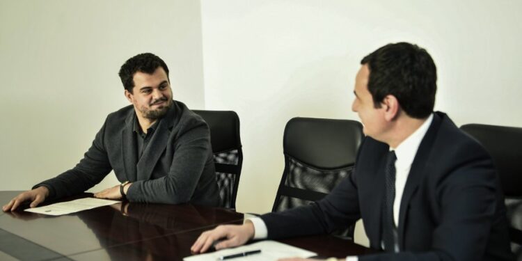 Ish-zv.ministri i Kurtit e quan padrejtësi mosdhënien e rrogave, përmend pagesën e rrymës për banorët e veriut
