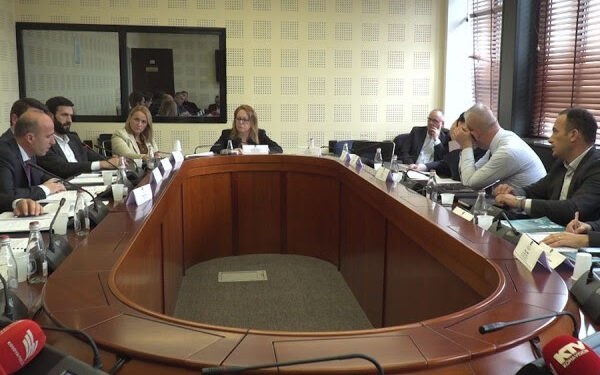 Rreth 200 serbë vazhdojnë të marrin paga pa shkuar në punë, Murati: Do ta adresojmë këtë sfidë të trashëguar