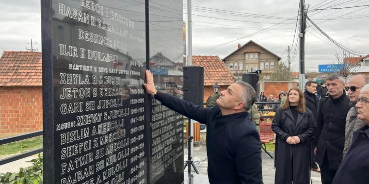 Bekim Jashari uron festat e nëntorit të lavdishëm: Të bëhemi bashkë sepse luftën e fituar falë gjakut të derdhur dikur, nuk guxojmë ta humbim sot në tavolinë