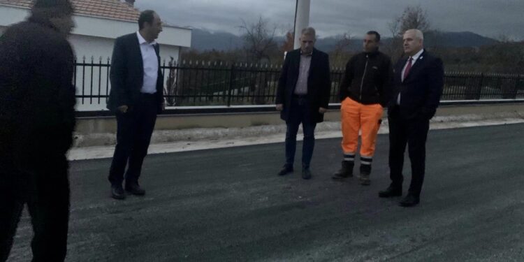 Liburn Aliu dhe Xhelal Sveçla vizitojnë komunat veriore për të parë punimet e rrugëve