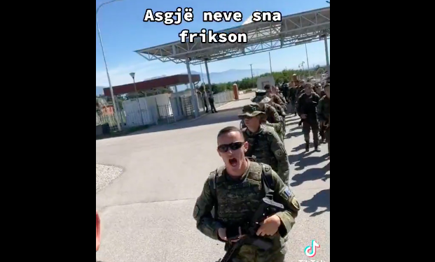 “Do ta mbrojmë këtë tokë arbërore” thirrja e togut të Ushtrisë së Kosovës gjatë marshimit