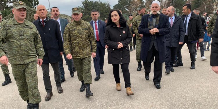 Presidentja Vjosa Osmani së bashku me Rifat Jasharin vizitojnë kazermën “Adem Jashari”