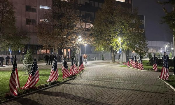 Oborri i Qeverisë së Kosovës mbushet me flamuj amerikanë