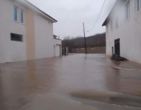 Vërshime në qytetin e Pejës, uji arrin te pragu i shtëpisë (VIDEO)