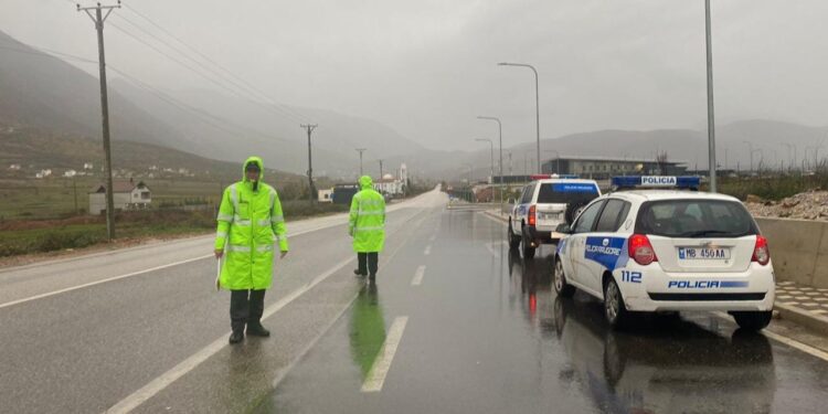 Reshjet shkaktojnë përmbytje në disa zona në Shqipëri