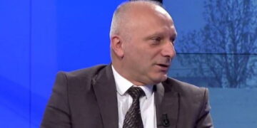 Avokati: Dorëheqja e Smith mund të shkaktojë zvarritje të procesit në Hagë