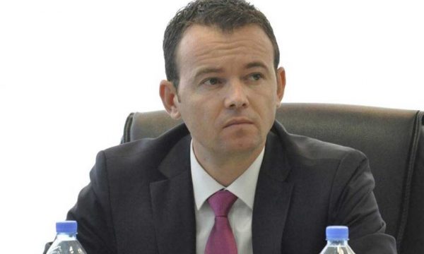Peci i reagon ashpër Hysenit pas deklaratave për Presidenten: Skendo, akordoje mirë harmonikën