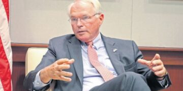 Hill: Serbët të kthehen në institucione, Kosova ta formojë Asociacionin dhe t’i pezullojë menjëherë masat për targat