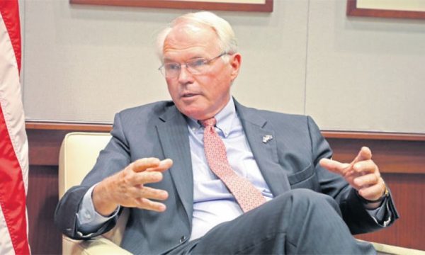 Hill: Serbët të kthehen në institucione, Kosova ta formojë Asociacionin dhe t’i pezullojë menjëherë masat për targat