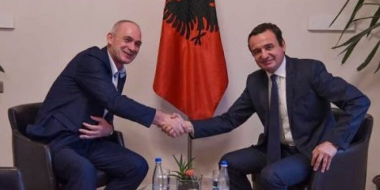 Humolli: Kryeministri Kurti nuk u beson deputetëve të vetë
