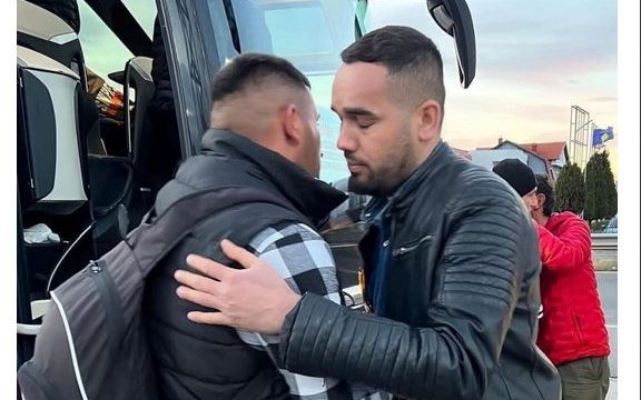 I riu lë Kosovën, vëllai e përcjell i mërzitur pasi para tij i kishte përcjellë edhe 5 vëllezërit e tjerë