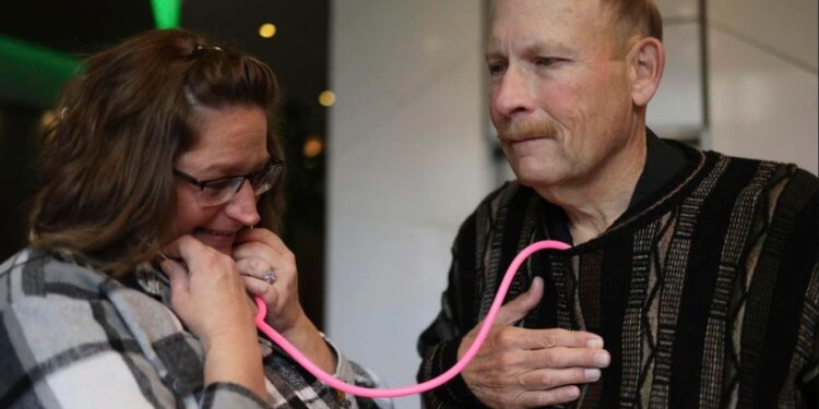 Prekëse, momenti ku nëna dëgjon rrahjet e zemrës së vajzës së saj në trupin e 68 vjeçarit