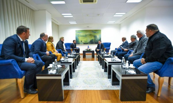 Kurti takohet me përfaqësuesit e institucioneve lokale nga Mitrovica e veriut, Zveçani dhe Zubin Potoku
