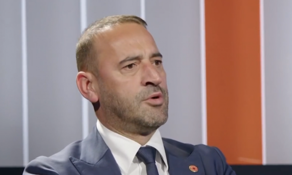 Daut Haradinaj rrëfen për daljen e parë publike të UÇK-së: S’kisha uniformë, ma dha Musë Jashari