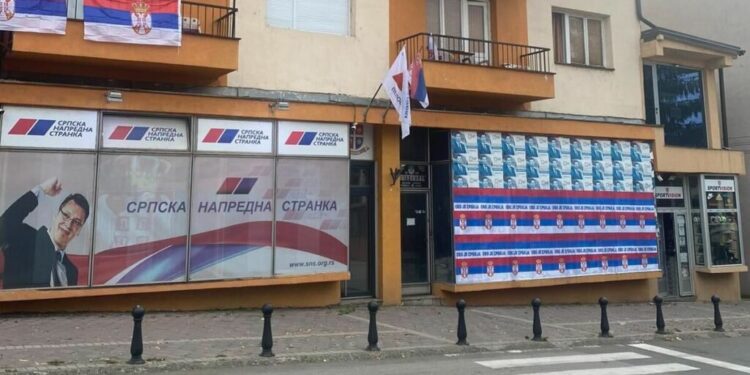 Veriu “vishet” me flamuj serbë e me mbishkrime “Kjo është Serbi”