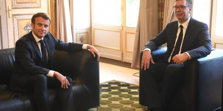 Vuçiqi me dokumente në Paris e pyet Macronin: A shkruan KS apo RKS?