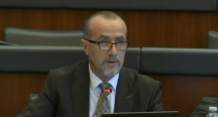 Bekim Haxhiu vjen me një rezolutë të veçantë – propozon qe paga për mjekë specialist të jetë 1800 euro