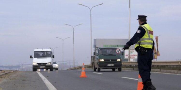 Gruaja e godet me veturë policin, i shkakton lëndime trupore