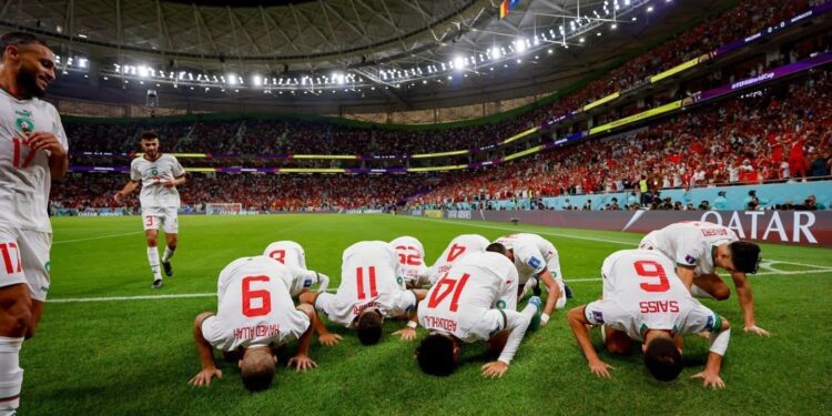 Maroku mposht Belgjikën, futbollistët festojnë me sexhde ndaj Zotit