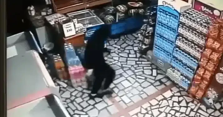 Terrorizohen punëtorët e një marketi, hajni i armatosur vjedh arkën me para – e kapin dhe ia dorëzojnë Policisë