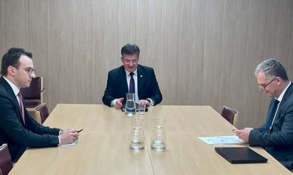 Del foto nga takimi Bislimi-Petkoviq në Bruksel, Lajçak: Kam shpresë për gjetjen e një zgjidhje sot