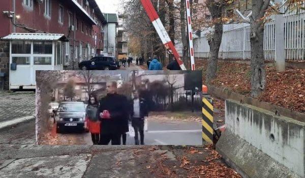 Pas dorëheqjeve, zyrtarët policorë serbë po i dorëzojnë armët në stacionin policor në veri