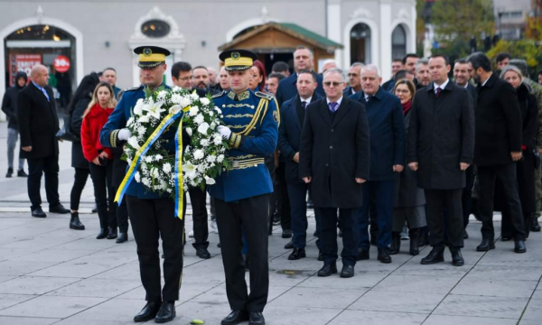 Anëtarë të kabinetit qeveritar bënë homazhe në Prishtinë, Prekaz, Mitrovicë dhe Prizren, në 110-vjetorin e Pavarësisë së Shqipërisë