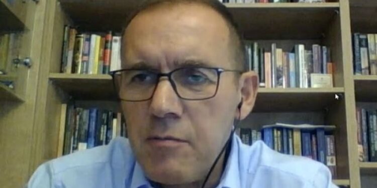 Berisha e ka me Haxhiun: Në vend që të ruaj integritetin e vendit, ajo rrinë në zyrë e shkruan statuse