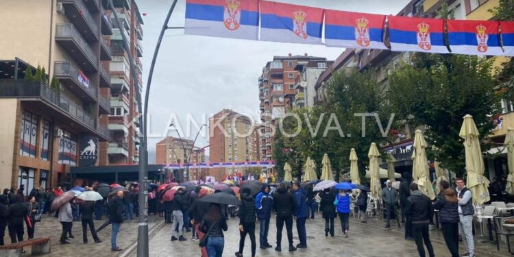 Nis grumbullimi i qytetarëve serb në sheshin “Car Llazari”