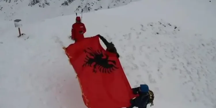Alpinistët nga Kosova valëvisin flamurin shqiptar në mbi 2 mijë metra lartësi