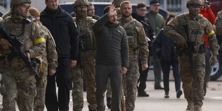 Zelensky shkon në Khersonin e çliruar: “Faleminderit SHBA, faleminderit NATO”