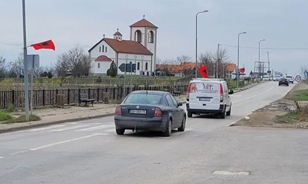 Serbia po e sheh si provokim vendosjen e flamujve të Shqipërisë në Kllokot