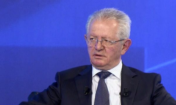 Skender Hyseni thotë se Vjosa Osmani po mban qëndrime si të Millosheviqit
