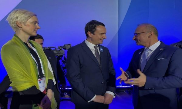 Kurti zhvillon takime në Francë: Kosova mbetet e përkushtuar në ruajtjen e paqes e sigurisë