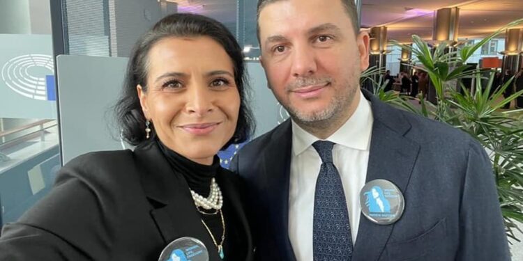 Krasniqi takon eurodeputeten suedeze, e cila preu flokët në mbështetje të protestave anti-qeveritare në Iran