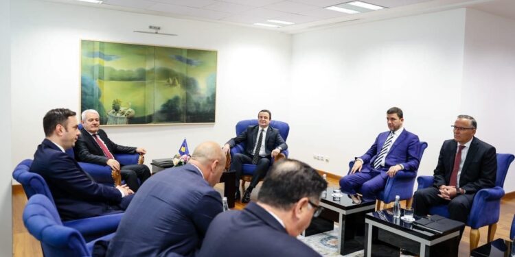 Dalin pamjet nga takimi i kryeministrit me liderët opozitarë, Kurti dhe Sveçla “në krye të vendit”