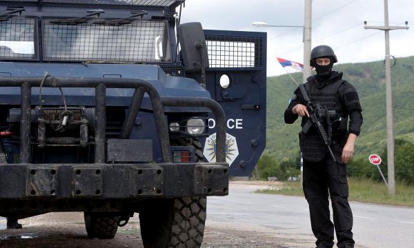 Policia lëshon edhe një njoftim për situatën në Veri: Policët serbë po i dorëzojnë edhe pajisjet