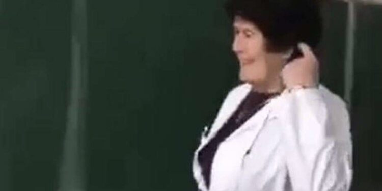 Lajmi i trishtë për vrasjen e mësueses së tij, nxënësi publikon një fjalim prekës