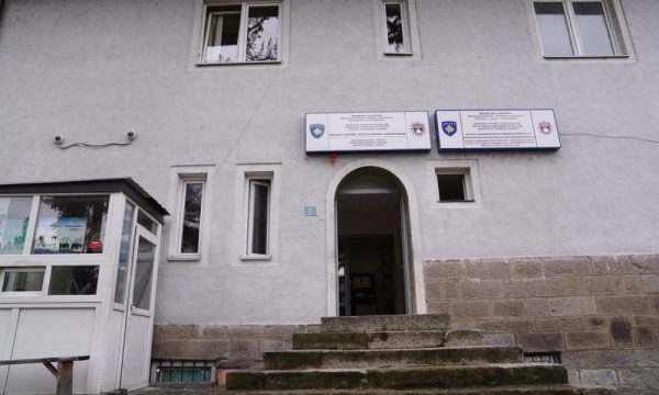 Edhe dy policë në veri braktisën sot detyrën