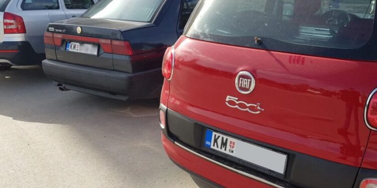 Serbët gjejnë mënyrën si të regjistrojnë vetura të reja me targa “KM”