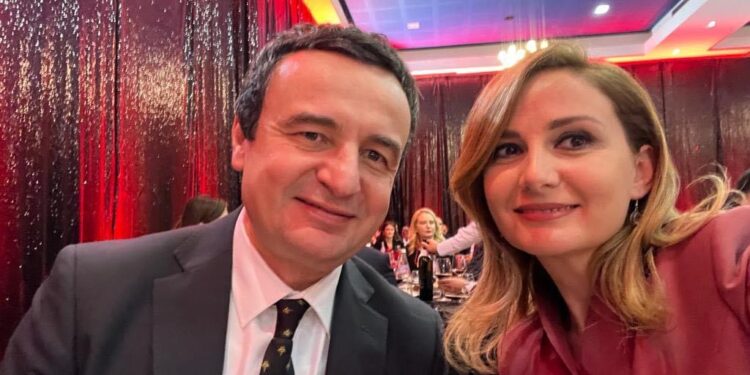 Jorida Tabaku e PD-së foto me Kurtin: Një popull, një tokë, një ëndërr
