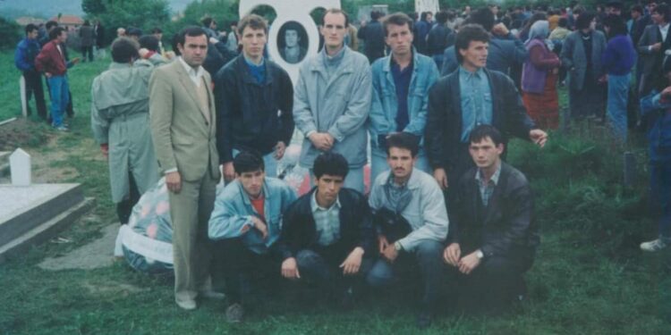 Deputeti i Vetëvendosjes publikon fotografi me Kadri Veselin