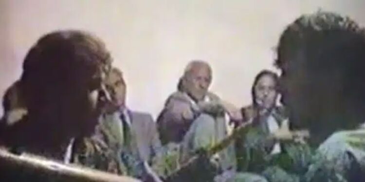 Rexhep Selimi dhe Mujë Krasniqi duke kënduar me çifteli (VIDEO)