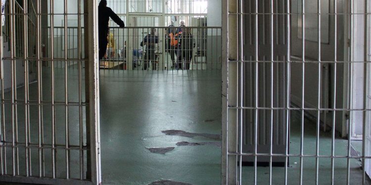 Hetim për vrasje në tentativë në Dubravë, një i burgosur sulmon dy të tjerë