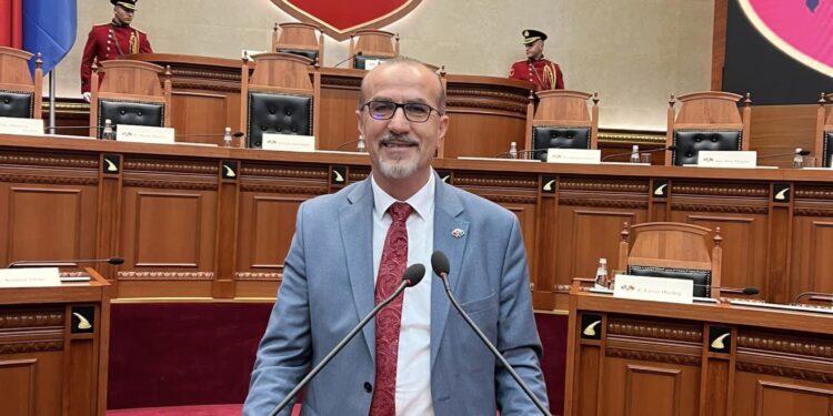 Bekim Haxhiu në Kuvendin e Shqipërisë kërkon të hudhet në votim: Bashkimin i Shqipërisë dhe Kosovës në Konfederatën e Shtetit Shqiptar