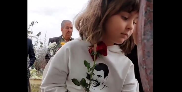 Kurti bashkë me familjen Dehari bëjnë homazhe tek varri i Astritit