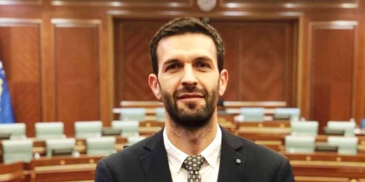 Deputet Rrahmani i VV-së në sherr me partinë por mbështet Kurtin: “Kur është në pyetje integriteti, sovraniteti”