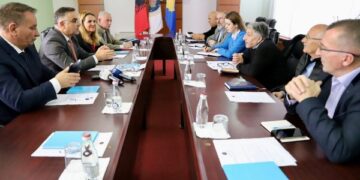 AAK pret sindikatat, diskutojnë propozimin për rritje 30% të pagave