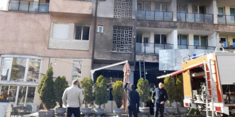 Përfshihet nga zjarri banesa mbi “Dolce Vita” në veri, pronarja thotë se nuk ka qenë aty që tri javë