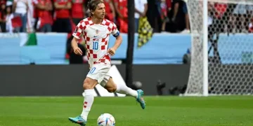 Modric futet në histori, ka luajtur në Evropian dhe Botëror në tri dekada të ndryshme